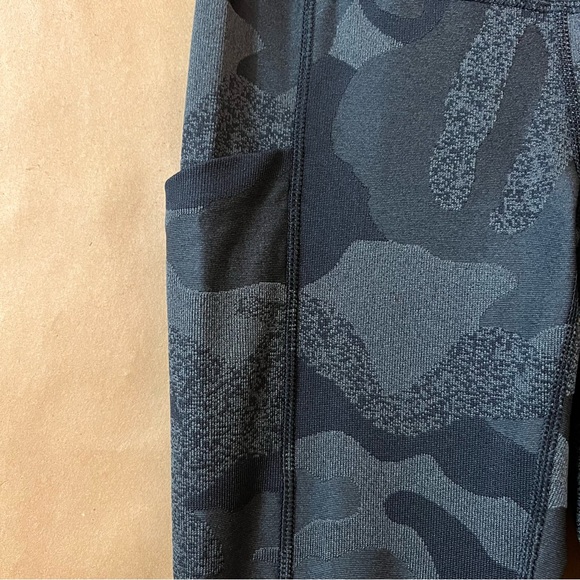 The North Face | High Rise Luxe Motivation Pocket 7/8 Leggings Black Camo Size M - Picture 6 of 11